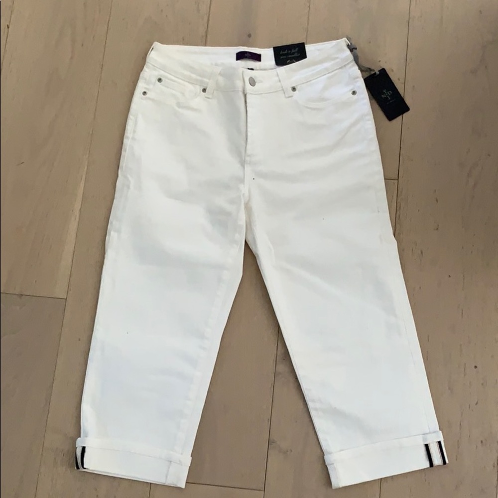 ✨ NWT NYDJ White Capris ✨